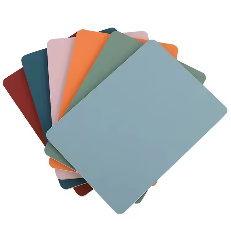 Стеновая панель для предотвращения столкновений с наполнителем кожи